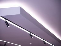 Detail perforované akustické desky se zabudovaným osvětlením (ambientní LED osvětlení, liniová světla, bodová světla)