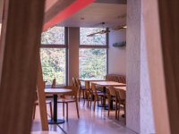Pohled do prostoru kavárny s novými akustickými podhledy a designovými světly